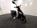 un scooter garé à l'intérieur d'une tente