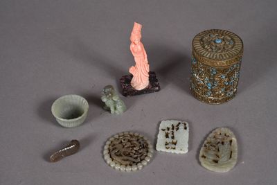beaucoup de petits objets posés sur une table