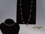 des colliers, des bracelets et d'autres bijoux sont présentés sur un fond blanc