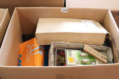 une boîte en carton remplie d'objets hétéroclites sur une table