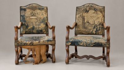 paire de fauteuils en bois sculpté avec assises recouvertes de tapisserie