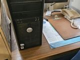 un ordinateur de bureau posé sur un bureau, à côté d'un écran d'ordinateur