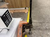 un ordinateur portable posé sur une palette dans un entrepôt