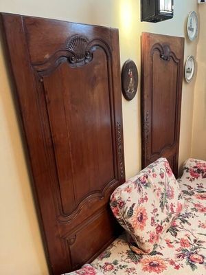 un lit recouvert d'une couette à motifs floraux