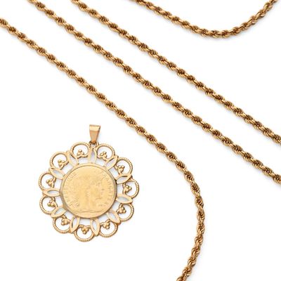un gros plan d'un collier en or avec une pièce suspendue à une chaîne