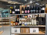 de nombreuses bouteilles de vin sur les étagères du magasin