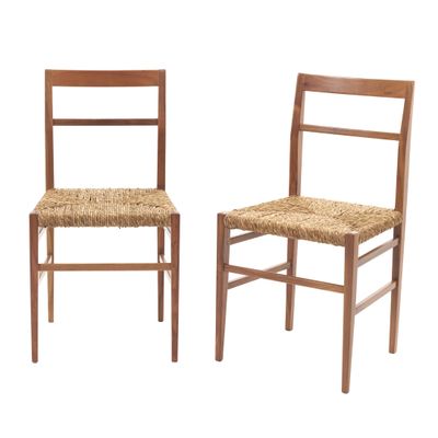 deux chaises en bois avec des assises tressées, sur fond blanc