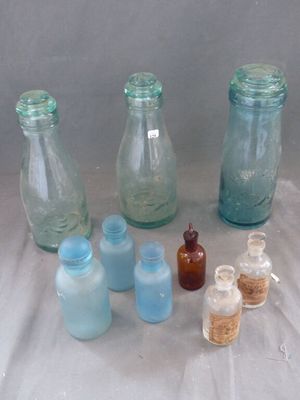de nombreuses bouteilles posées sur une table