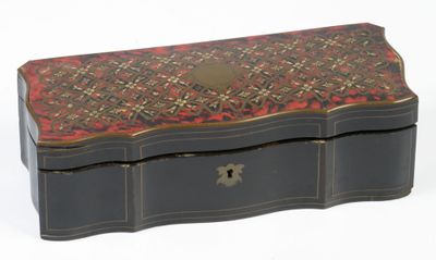 une boîte noire ornée d'un motif rouge et or