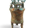 une image représentant une statue d'un groupe d'animaux posée sur un pot