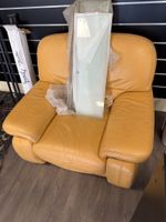 Fauteuil en cuir ocre, assise et dossier généreusement garni… (photo 2)