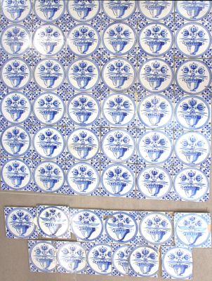 beaucoup de carreaux bleus et blancs au mur