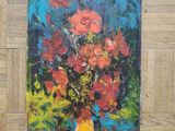 un tableau représentant des fleurs dans un vase jaune posé sur un parquet