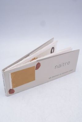 un gros plan d'un livre ouvert posé sur une surface blanche