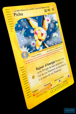 une carte Pokémon jaune sur laquelle figure l'image d'un Pikachu