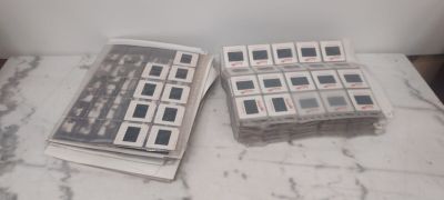 deux magazines posés sur une table en marbre, à côté d'un clavier