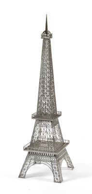 Tour Eiffel en métal argenté sur fond blanc