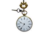 une horloge accrochée sur le mur
