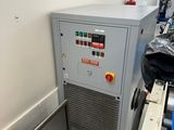 une image d'une machine qui se trouve dans une pièce