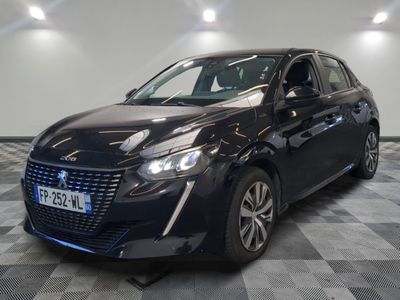 la voiture noire est garée sur un sol en damier dans le garage