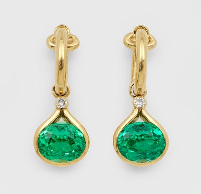 une paire de boucles d'oreilles en émeraude et diamant