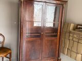 un meuble en bois et une chaise dans une pièce
