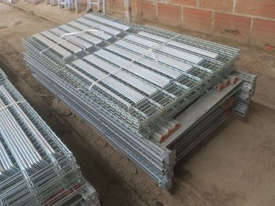 un grand nombre de barres d'acier empilées les unes sur les autres