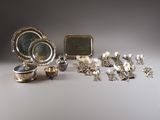beaucoup d'objets en argent posés sur la table