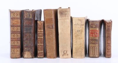 plusieurs vieux livres sont alignés sur une surface blanche