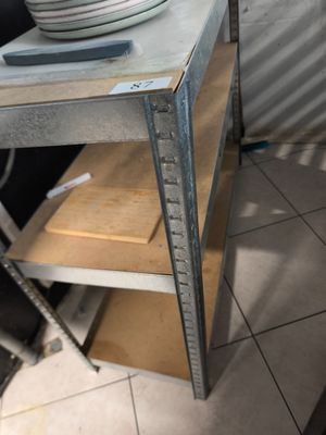une pile d'assiettes posée sur une étagère dans une cuisine