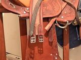 une selle de cheval posée sur un support dans une pièce