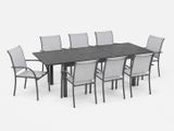 une image représentant une table à manger et des chaises sur fond blanc