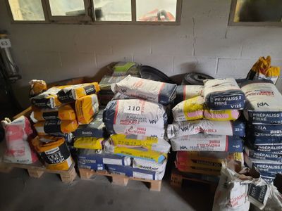 Répartis sur 3 palettes : Stock de sacs de ragréage dont VPI… - Photo 1