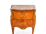 une image d'une commode avec un plateau en marbre