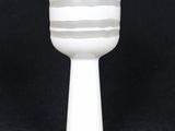 un vase blanc posé sur une table noire