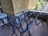 une table et des chaises sur une terrasse, avec une montagne en arrière-plan