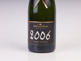 une bouteille de champagne posée sur une table