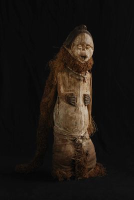 une image représentant une sculpture en bois d'un homme barbu