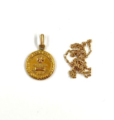 deux bijoux, dont une pièce d'or et une chaîne en or