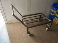 Un chariot à poussoir en inox