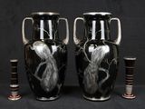 deux vases posés l'un à côté de l'autre sur une table