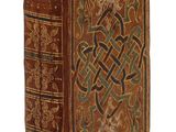 un vieux livre dont la couverture est ornée d'un motif décoratif
