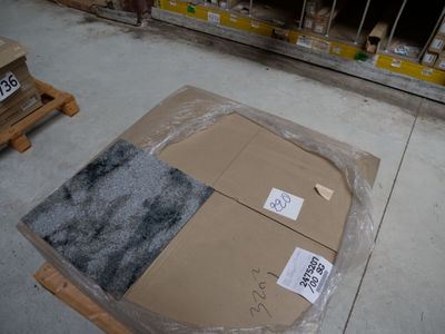 une boîte en carton posée par terre dans un magasin