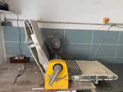 une machine posée sur une table dans une pièce