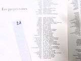 un livre ouvert sur lequel figure une liste de noms