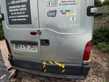 une camionnette garée sur la route en gravier