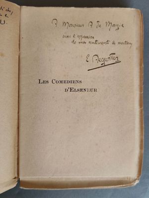 un livre ouvert avec une écriture dessus, posé sur une table