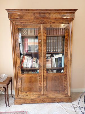 une bibliothèque remplie de livres dans un salon