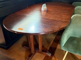 une table et deux chaises dans un coin d'une pièce