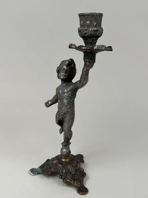 figurine en bronze représentant un garçon tenant un bol et un plateau